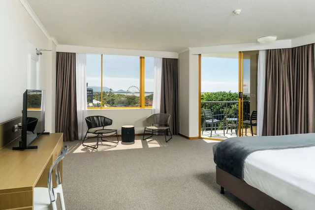 جناح سوبيريور بسريرين منفصلين وسرير كينج بشرفة، Pacific Hotel Cairns 3/10