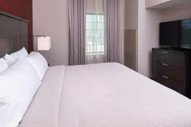 غرفة بسرير كينج لذوي الإعاقة، STAYBRIDGE SUITES LAKE CHARLES 5/10
