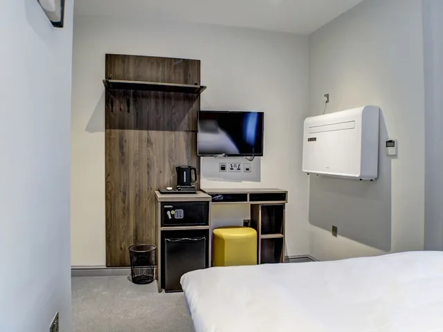 Family, 1 Double and 1 Single Bed, OYO Tamworth Arms Boutique Pub and Hotel 5/6