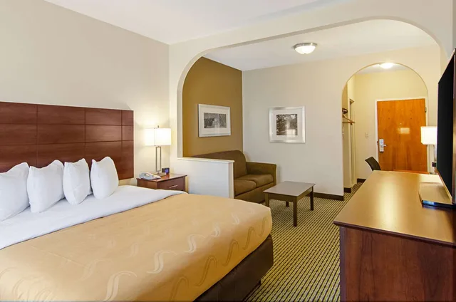 غرفة بسرير كينج لذوي الإعاقة، Quality Inn and Suites Near Tanger Outlet Mall 1/1