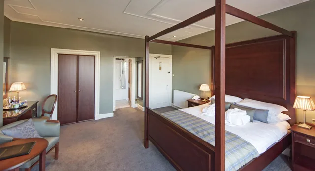 Four Poster، NETHYBRIDGE HOTEL 1/2