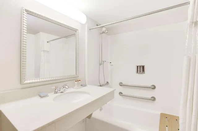 غرفة قياسية بسرير كينج، Wingate By Wyndham Bridgeport Wv 3/5