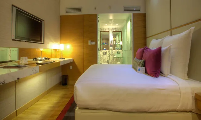 1 Bedroom, Executive, Queen Bed, Garden View, Allergy Friendly، Avari Towers 2/10