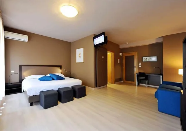 Junior Suite, King Bed, M14 Hotel 1/4
