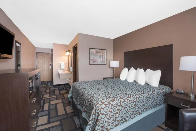 غرفة بسرير كوين، Days Inn By Wyndham Watertown 1/1