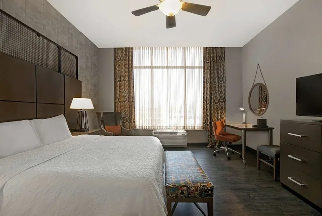 Standard, King Bed, Hampton Inn & Suites Austin At The University / Capitol 2/10