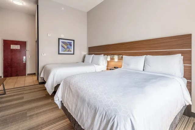 غرفة قياسية بسريرين كوين، Holiday Inn Express Hotel And Suites Statesville 2/4