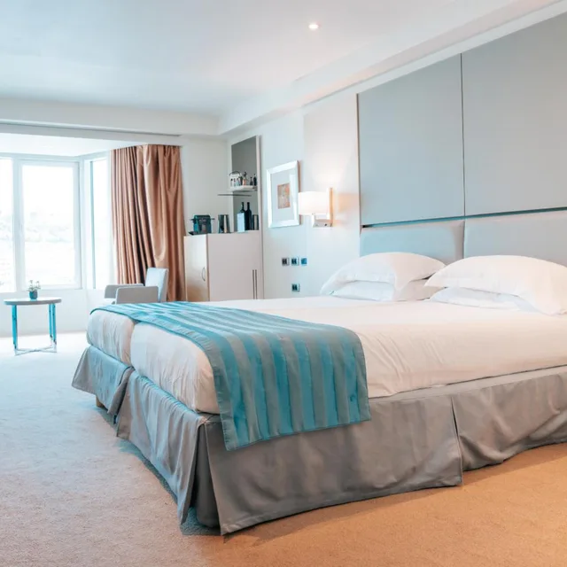 جناح جونيور بإطلالة على المرفأ، Port Palace Hotel 5/10
