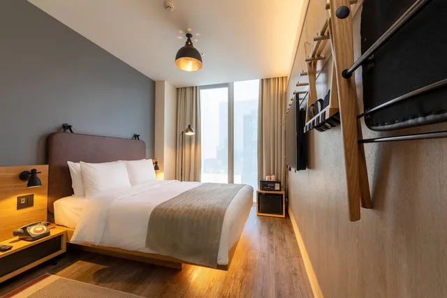 غرفة بسرير كوين، Moxy Osaka Honmachi 1/3