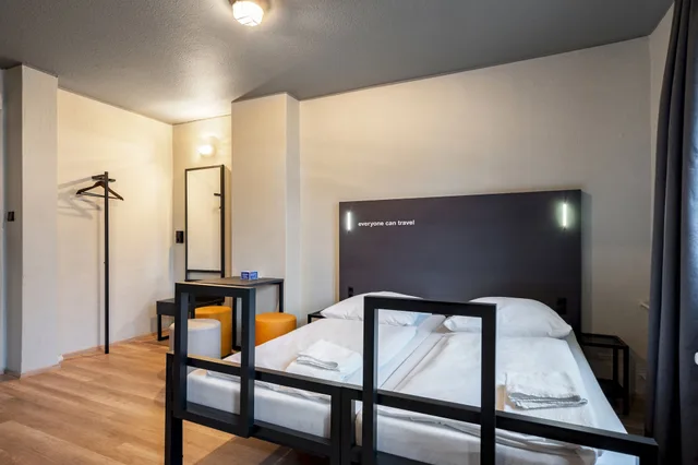 غرفة بسريرين منفصلين بحمام مشترك، a&o Hamburg Reeperbahn 4/6