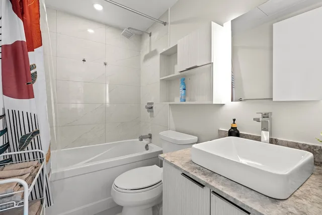 شقة حصرية بسريرين كوين بإطلالة على المدينة بغرفتي نوم مع أريكة بمطبخ، Teahouse Condos in Downtown Toronto 10/10
