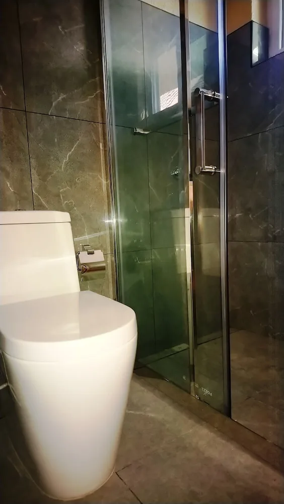 غرفة سوبيريور بسرير كينج بإطلالة على المسبح، Roman Empire Panglao Boutique Hotel 7/7