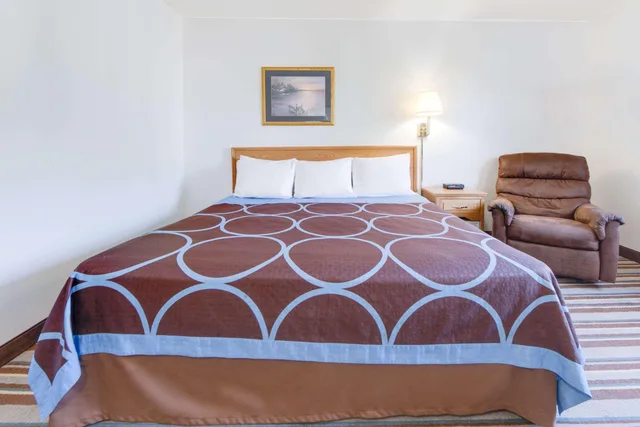 غرفة بسرير كينج، Super 8 By Wyndham Burlington 1/3