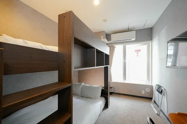 غرفة قياسية رباعية بفراش فوتون وسرير بطابقين، Residence Hotel Stripe Sapporo 4/5