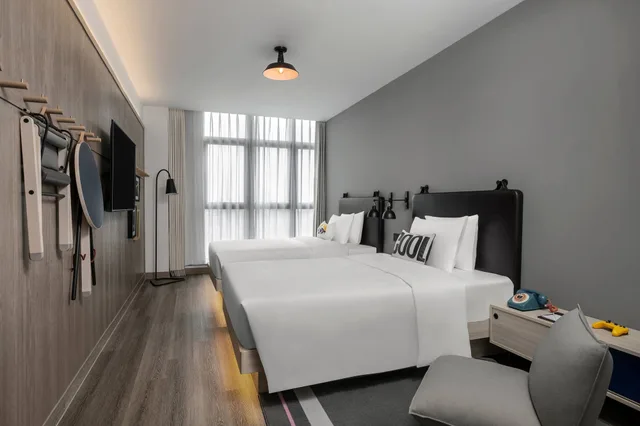 غرفة قياسية بسريرين مزدوجين، Moxy Shanghai Hongqiao NECC 1/1