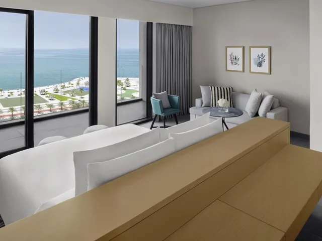 Bridge, Panoramic, Junior Suite, King Bed، Movenpick Resort Al Marjan Island 2/5