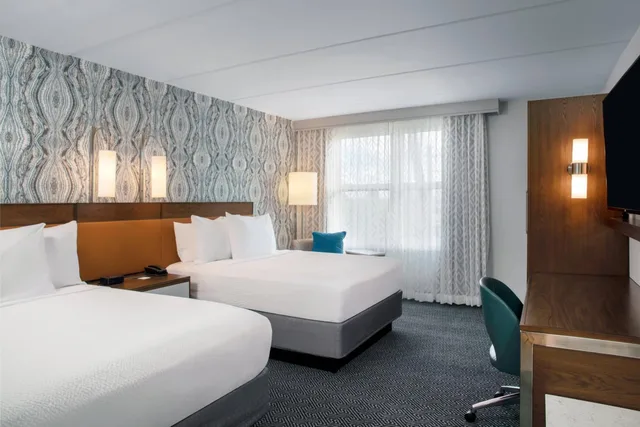 غرفة بسريرين كوين بحوض استحمام لذوي الإعاقة، Courtyard By Marriott Miami Aventura Mall 2/8