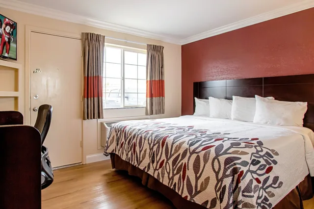 جناح كومفورت بسريرين كوين مع أريكة بمطبخ، Red Roof Inn & Suites Monterey 1/6