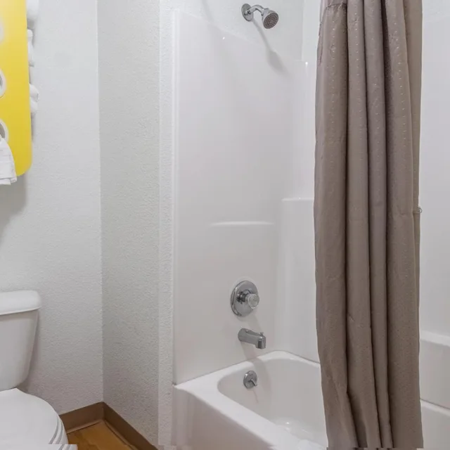 1 Queen Bed - ADA/RI Shower/Non-Smoking، Motel6 Bakersfield, CA - Central 6/8