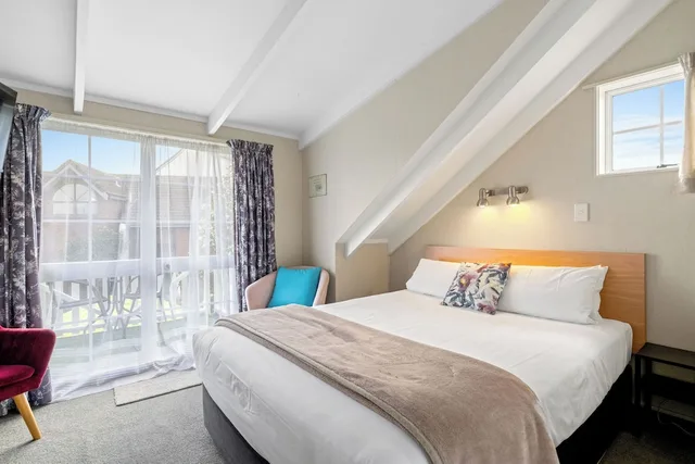 كوخ عائلي بسرير كوين وسريرين منفصلين، Cottage Mews Motel 2/10