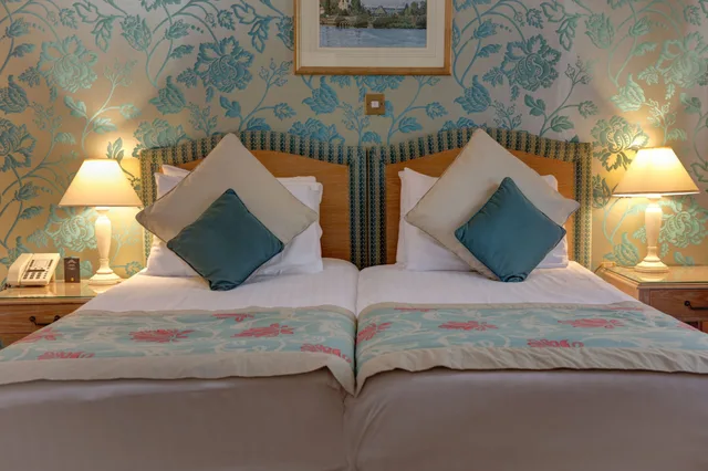 Standard, Twin Beds, Norfolk Royale Hotel 3/6