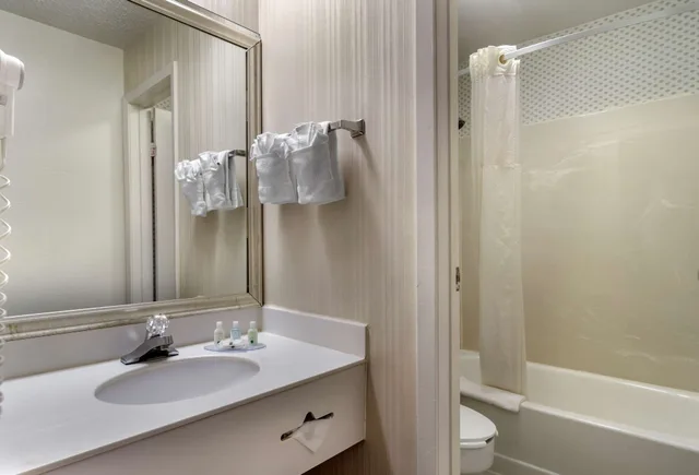 Room, King Bed, Exterior Entrance، Quality Inn Northlake 6/7