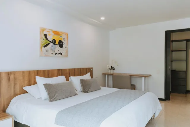 شقة بسرير كينج بشرفة مع أريكة، Travelers Apartamentos and Suites Orange Medellin 1/5