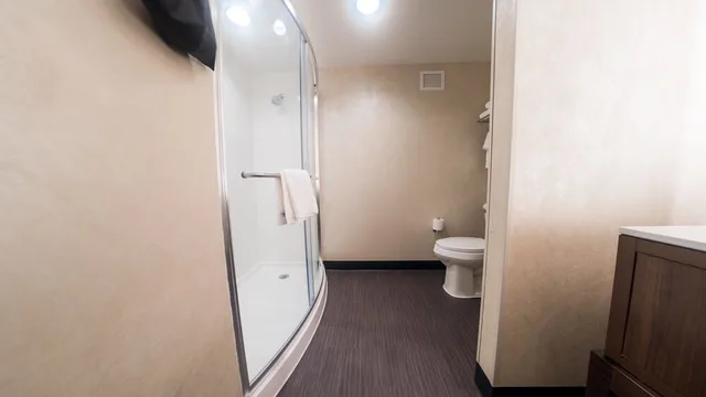 جناح بسرير كينج مع أريكة بمنطقة جلوس، Holiday Inn And Suites Philadelphia W Drexel Hill 4/5