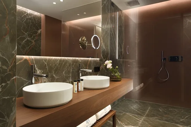 غرفة ديلوكس بسرير كينج وسرير فردي بإطلالة على الفناء، Grand Hotel Victoria Concept And Spa 2/2