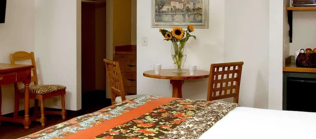 Upstairs, Deluxe, King Bed، Hotel California 2/3