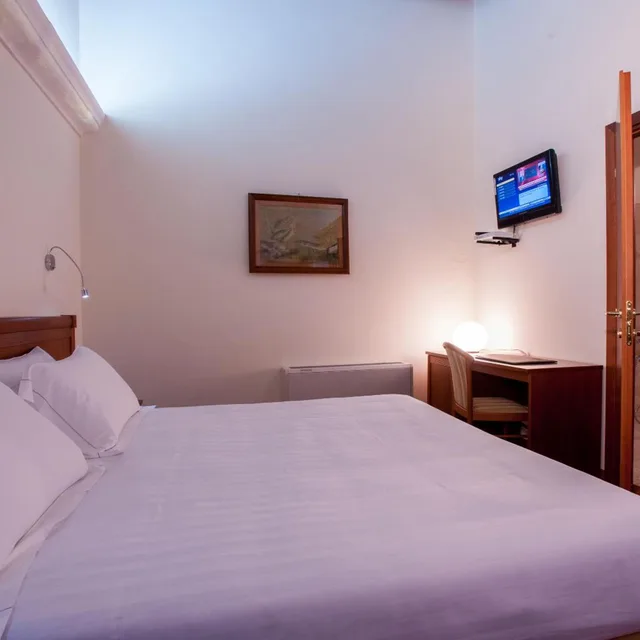 Room, Double or Twin Bed, Accessible, Hotel Flora 5/8