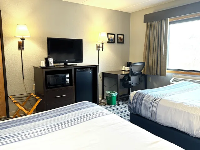 غرفة بسريرين كوين لذوي الإعاقة، AmericInn by Wyndham Ames 2/5