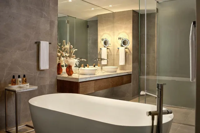 1 Bedroom, Garden Suite, Apartment, King Bed, Golf Course View, Sofa, Garden Access, Garden Floor، Penha Longa Resort 3/6