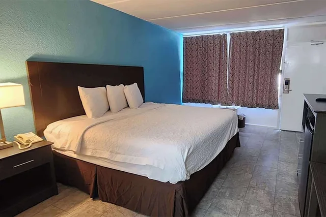 غرفة قياسية بسرير كينج، Travelodge by Wyndham Kingsland GA 4/7