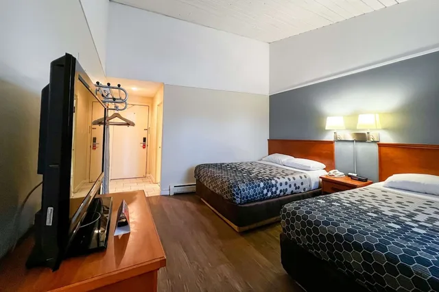 غرفة قياسية بسريرين مزدوجين يُسمح فيها بالحيوانات الأليفة، Econo Lodge Calgary Motel Village 10/10