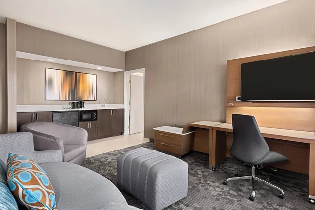 جناح بسرير كينج مع أريكة، Courtyard Roseville 5/10