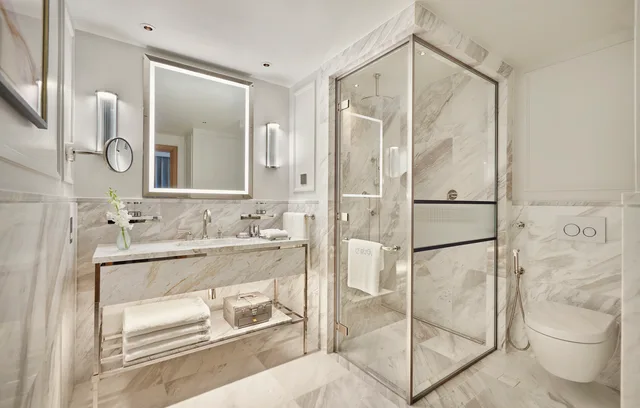 جناح بسرير كينج بإطلالة على المدينة، Jumeirah Carlton Tower London 2/2