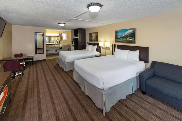 Upgrade, 2 Queen Beds، Econo Lodge Inn & Suites Medicine Hat Highway 1 3/10