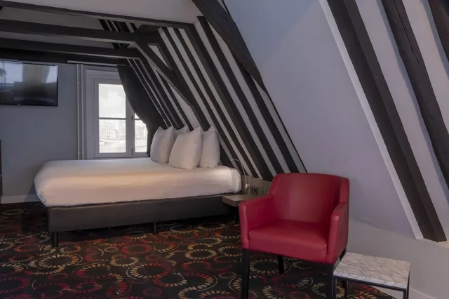 Studio, Two Story، Eden Studios And Apartments 2/5