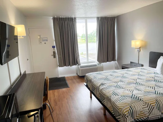 جناح، Motel6 Troy, OH 2/7