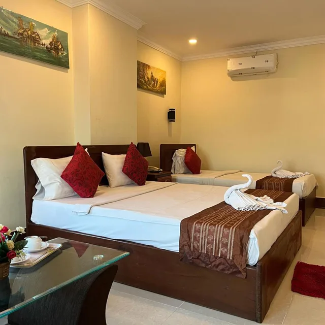 Room, Triple, Queen Wood Hotel 1/2