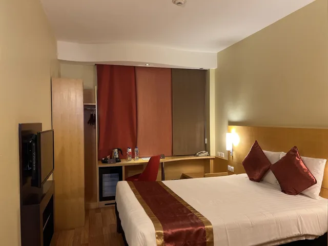 غرفة بريميوم بسرير مزدوج بإطلالة على المسبح، فندق إيبيس ينبع(Ibis Yanbu) 1/4