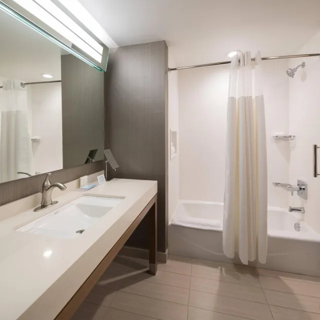 Room, King Bed, Bathtub, Accessible, Hotel Courtyard By Marriott Russellville 3/4