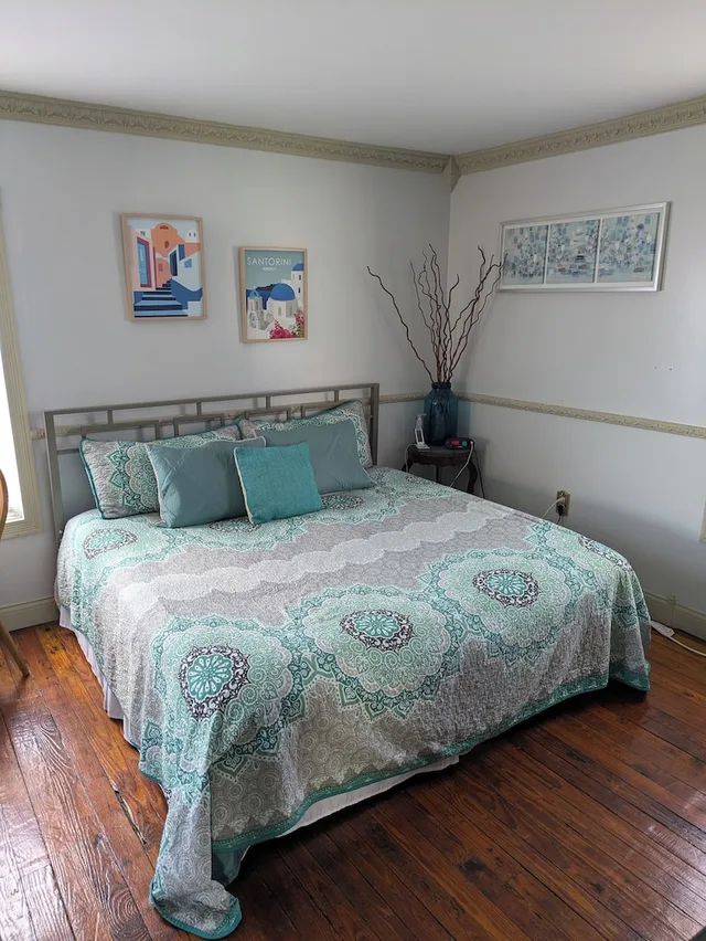 غرفة بسرير كينج وسرير كوين، The Old Parsonage Bed and Breakfast 1/3