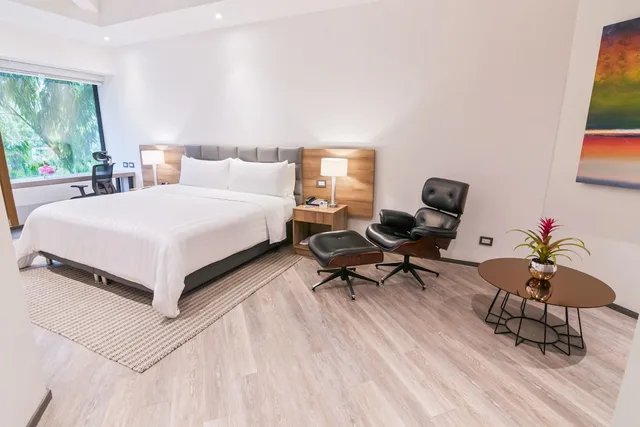 Junior Suite, King Bed, GHL Hotel Porton Medellin 2/5