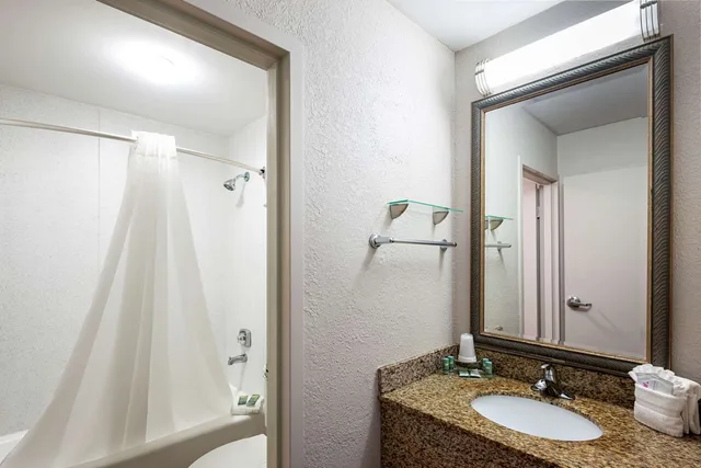 غرفة بسرير كينج بإطلالة على البحر بشرفة بمنطقة جلوس، New Smyrna Beach Hotel & Suites 2/2