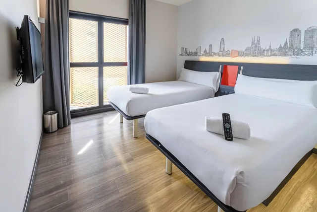 غرفة قياسية بسريرين منفصلين لذوي الإعاقة، easyHotel Barcelona Fira 1/10