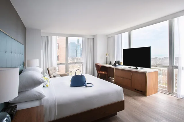 Superior, Double Bed, City View, Le Meridien Essex Chicago 2/5