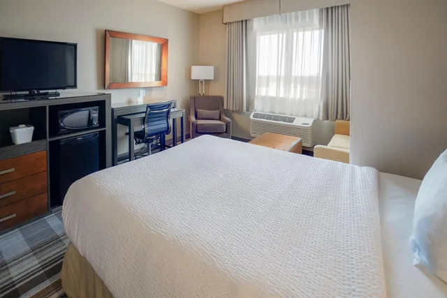غرفة قياسية بسرير كينج مع أريكة، Fairfield Inn & Suites by Marriott Airdrie 3/10