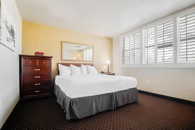 غرفة بسرير كينج، Lions Gate Hotel 5/9
